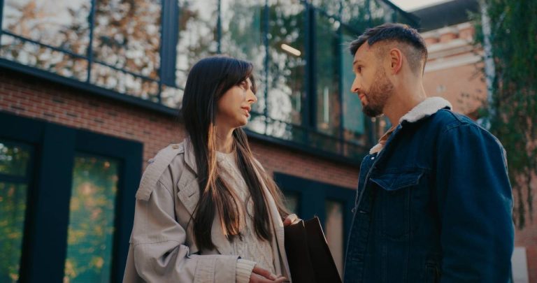 homme insolent discute