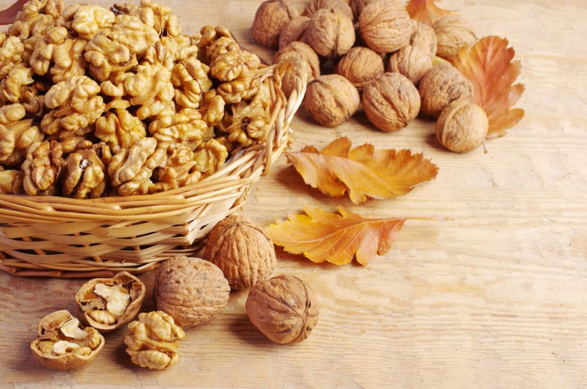 noix dans panier osier