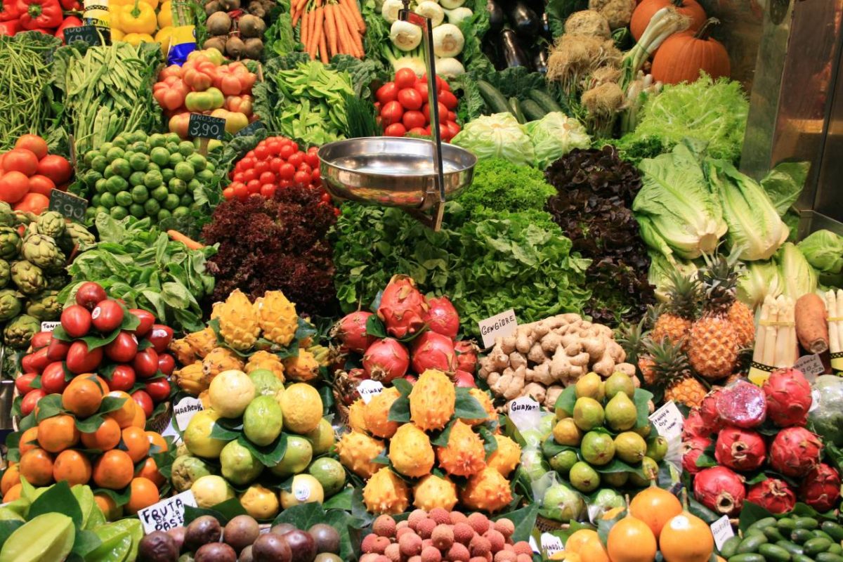 fruits sur étales au marché